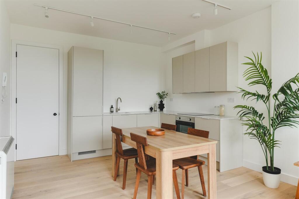 Clissold Crescent-22.jpg