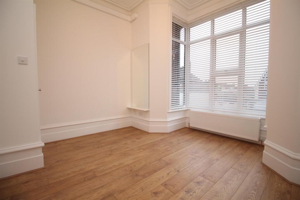 Flat 6, 13 Canterbury Road Bedroom.JPG