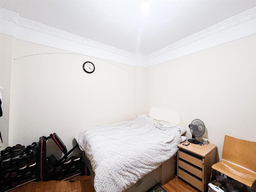 40, Warren Road E10