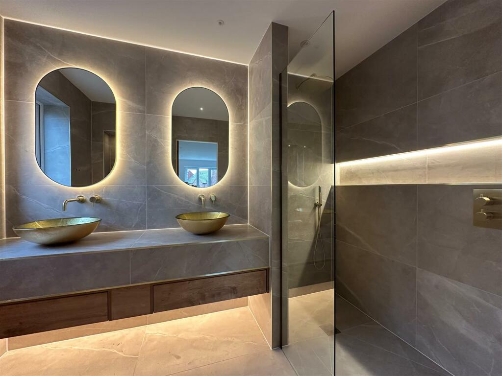 Master En-Suite