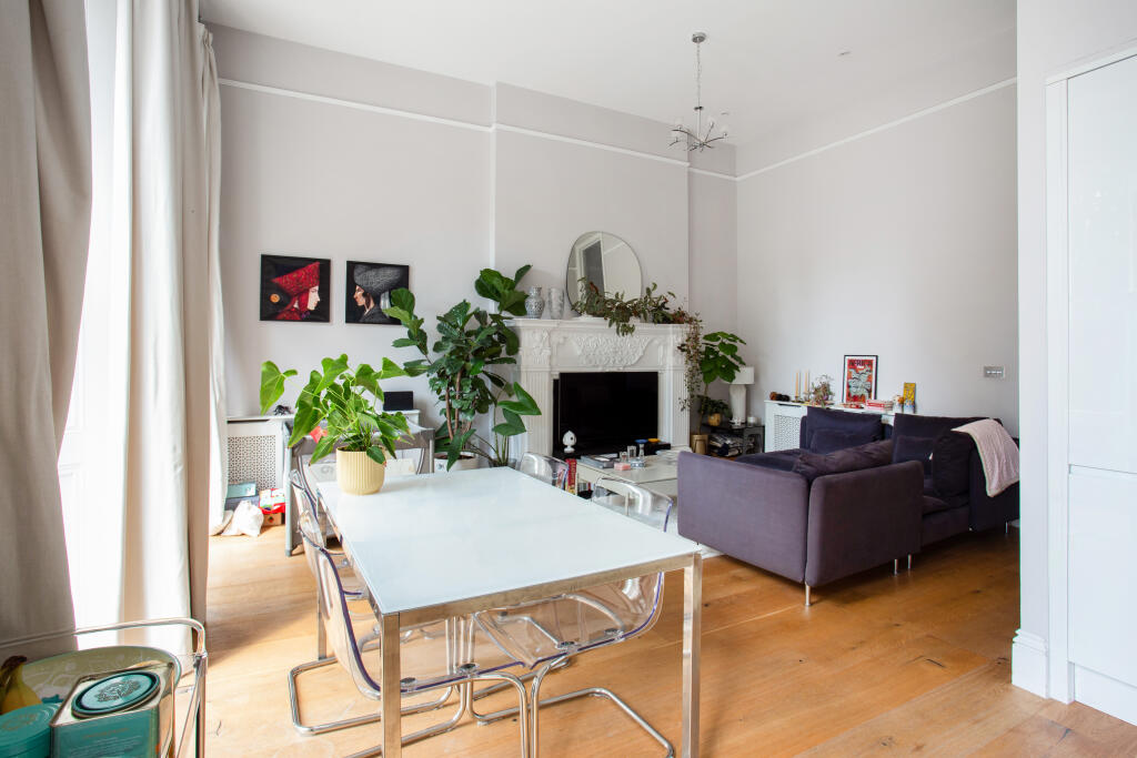 Living room 4