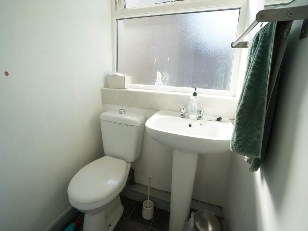 53GarthRd_Bathroom2.1.JPG