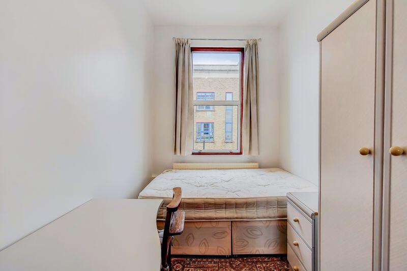 Large, bright, 5 bedroom flat with roof terrace, Fulham