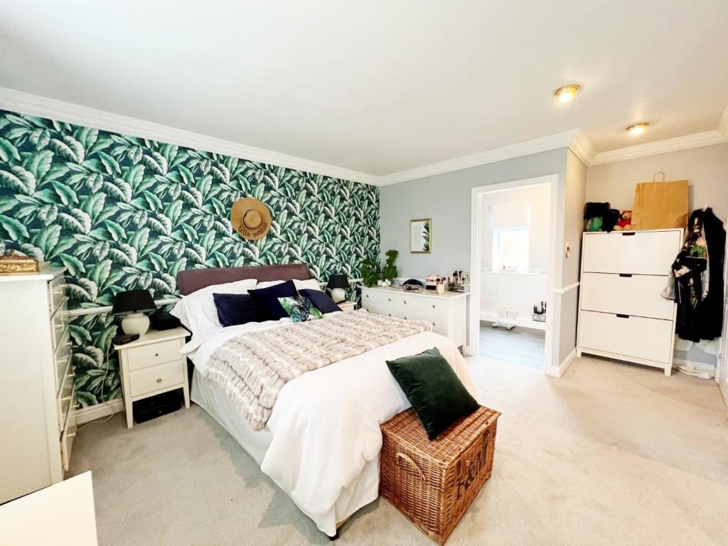 Bedroom 1 pic 2.jpg