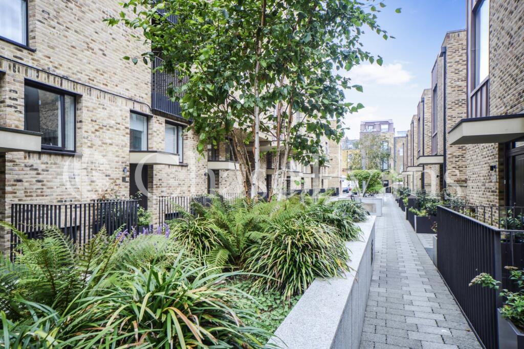 Hand Axe Yard, St Pa