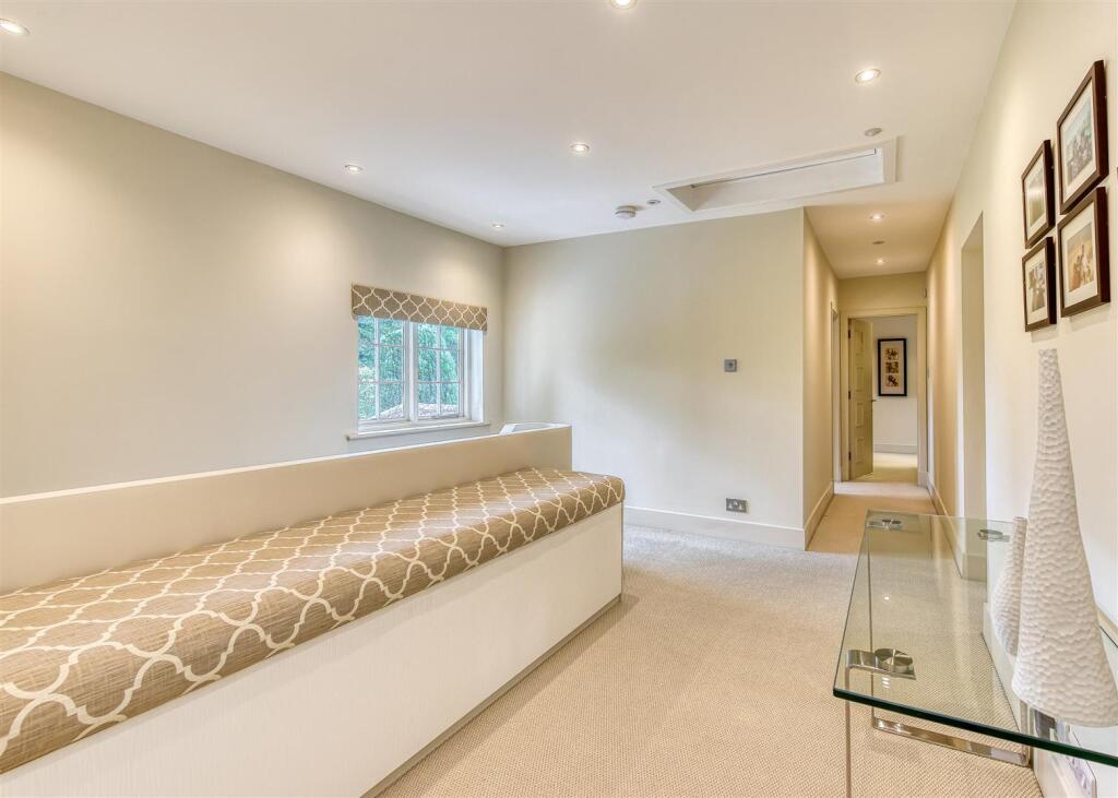 14 Wergs Hall Road-landing2.jpg