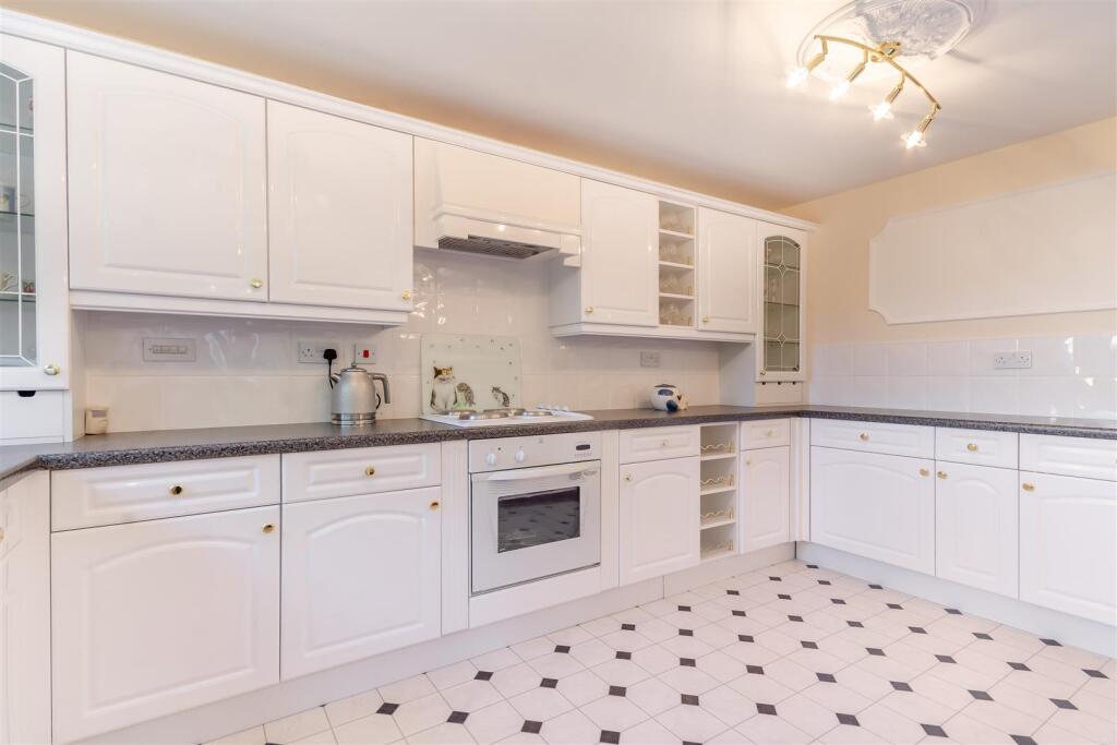 8666692-interior14.jpg