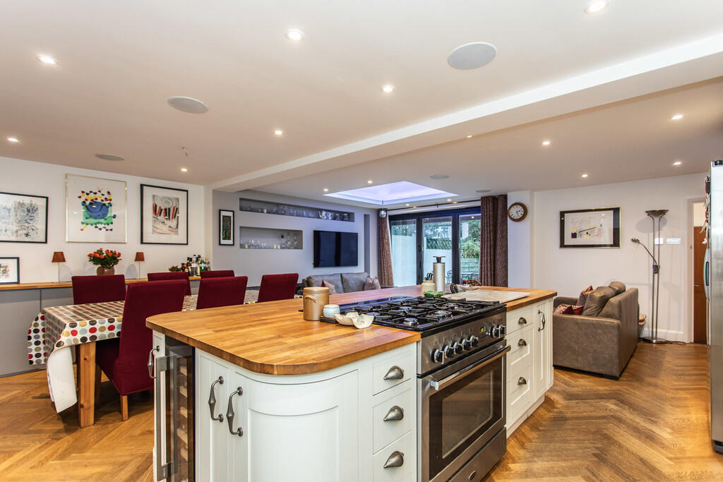 70 Braemore Road2...