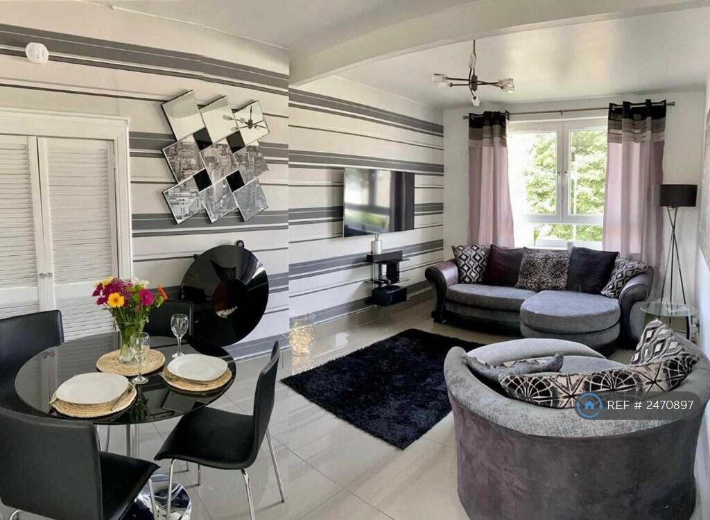 Large Bright Living Area 