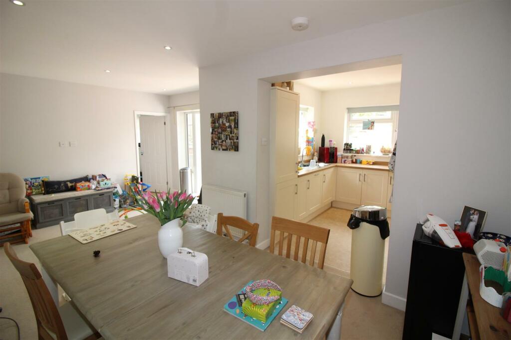 56 Robyns Way - kitchen diner.JPG