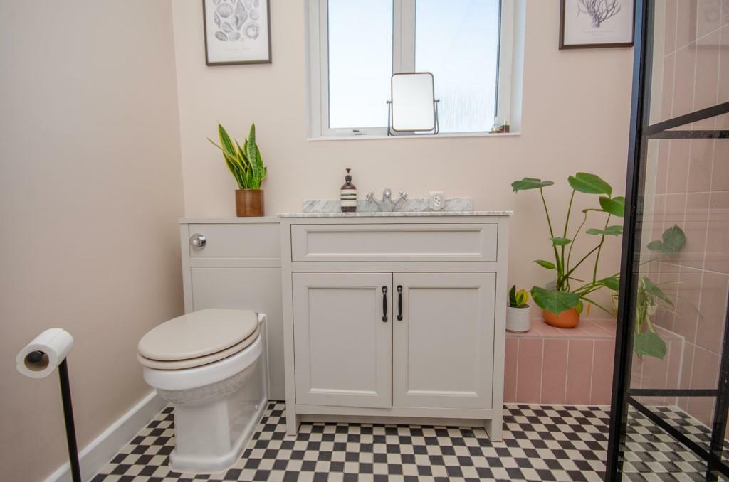 Shower room pic 2.jpg