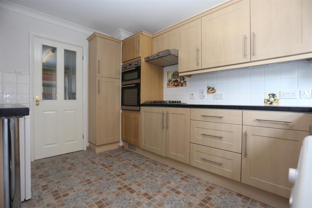 16 Derek House Kitch2.JPG