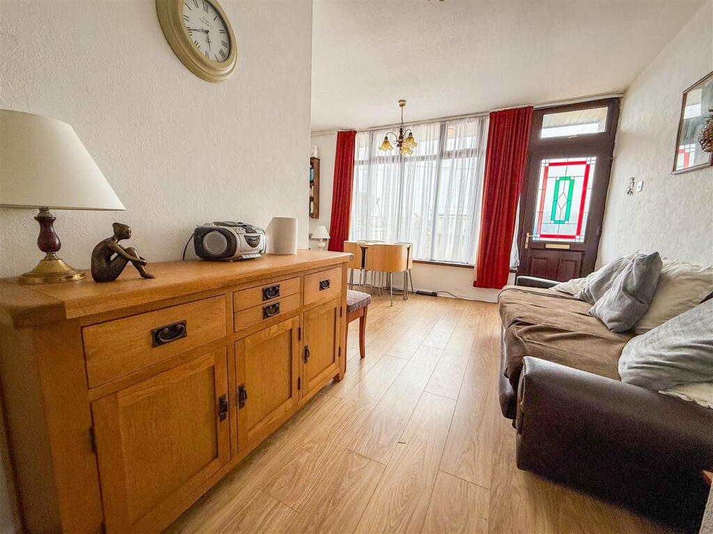 ALTERNATE VIEW OF LOUNGE/DINER