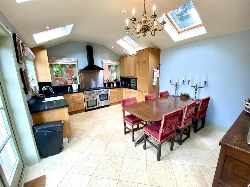 KITCHEN/BREAKFAST ROOM