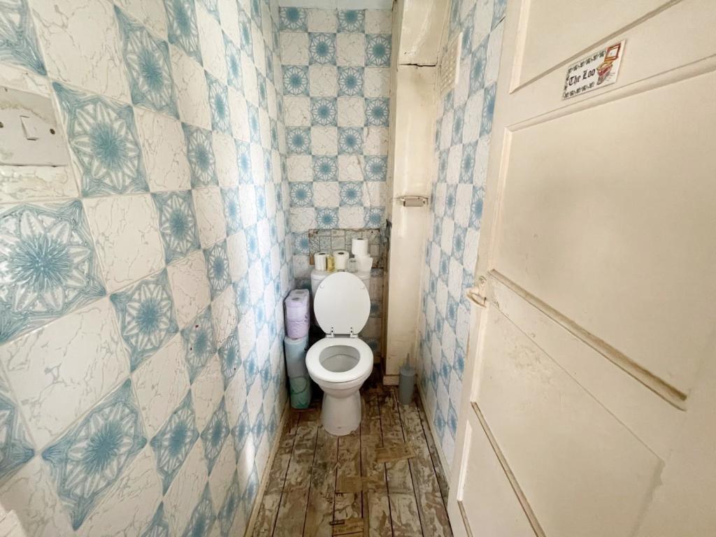Toilet.jpg
