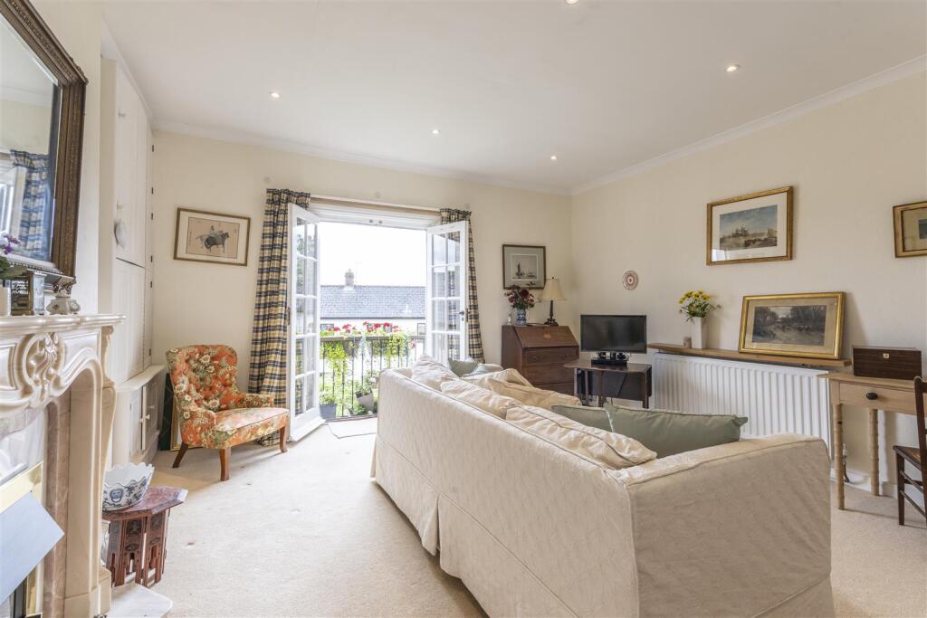 Living room 2.jpg