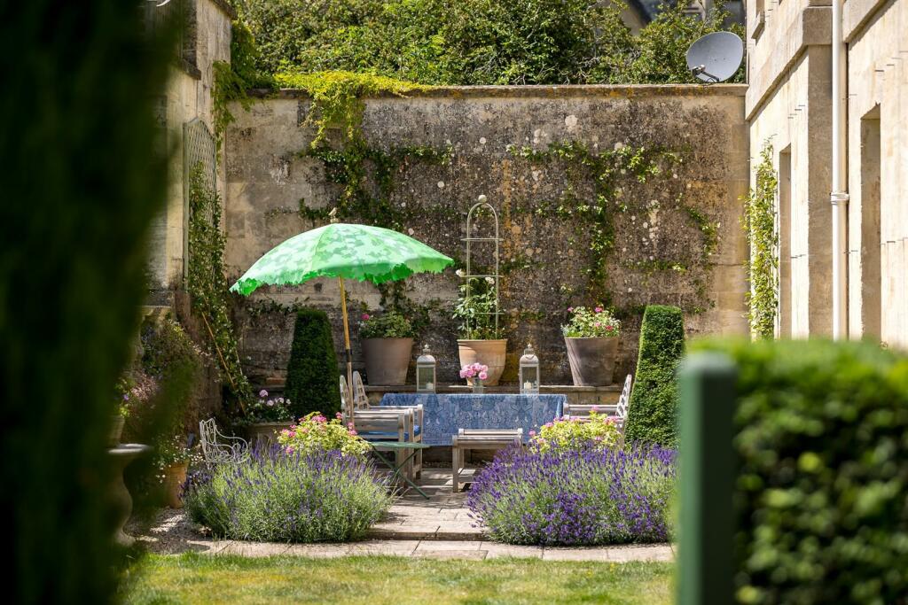 9 - 7 Sherborne Stables - GL54 3DW - Web.jpg