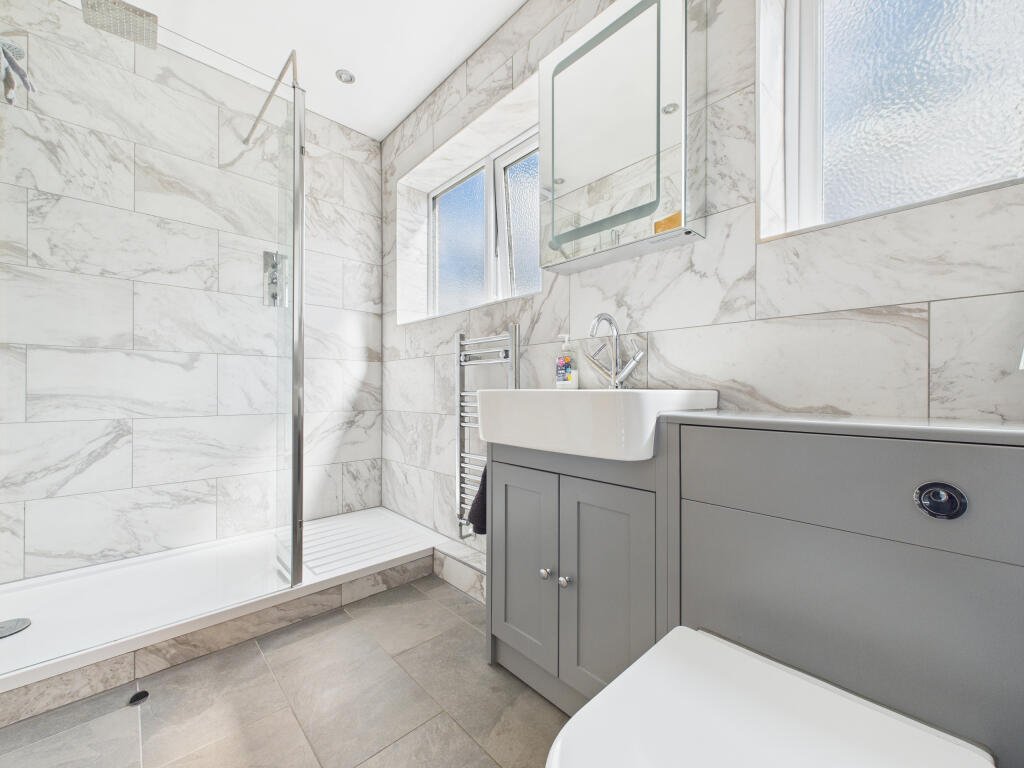 CAM02909G0-PR0386-STILL021