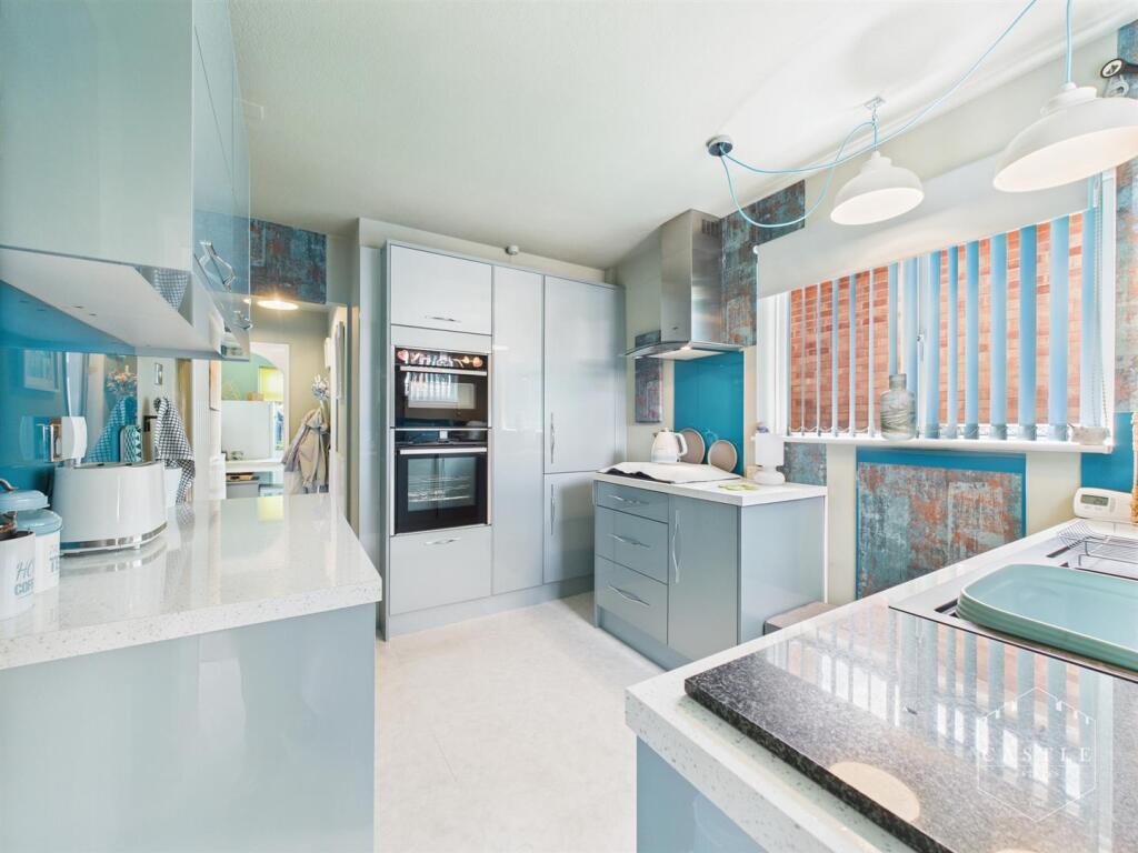 MODERN FITTED KITCHEN