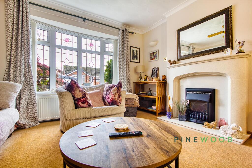 LOUNGE / DINING ROOM