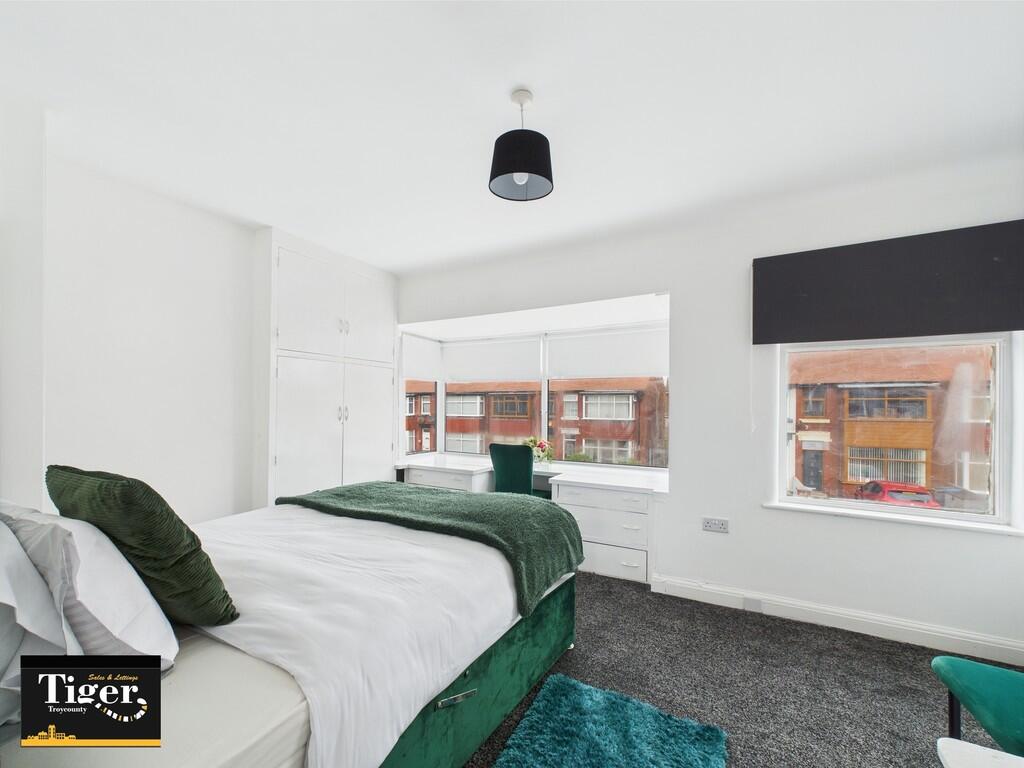 CAM02176G0-PR0563...