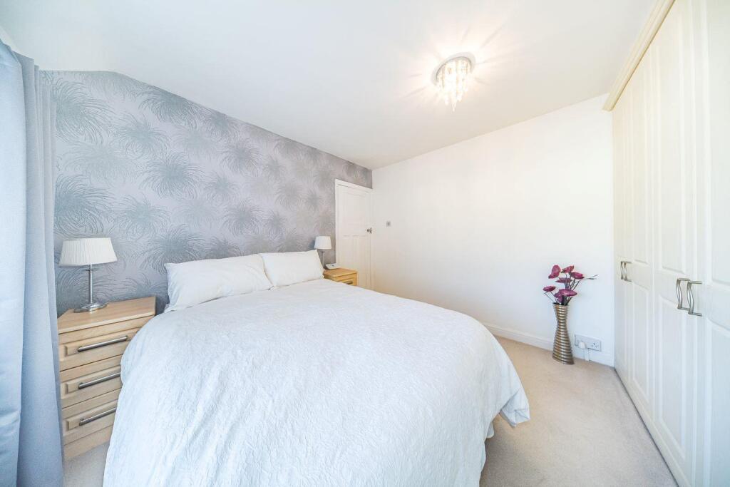 10 Birch Grove bedroom 1 2.jpg