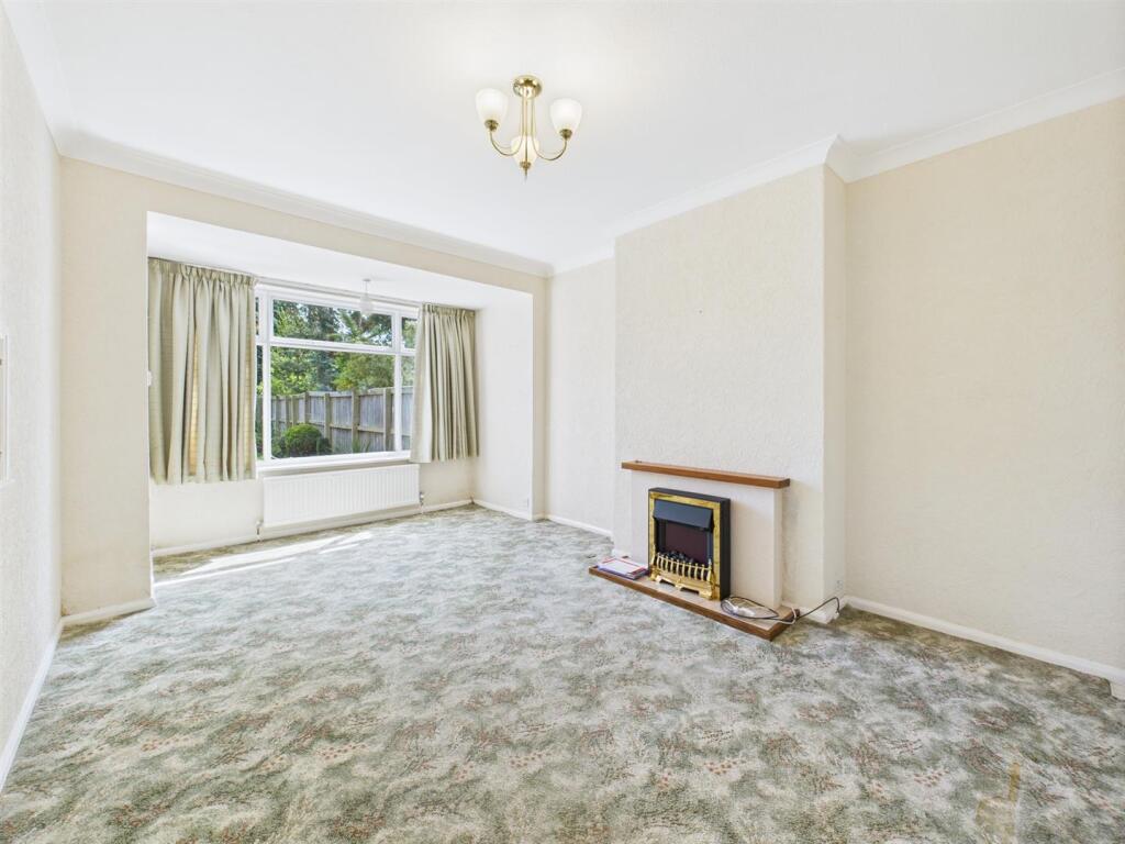 Sitting/dining room: