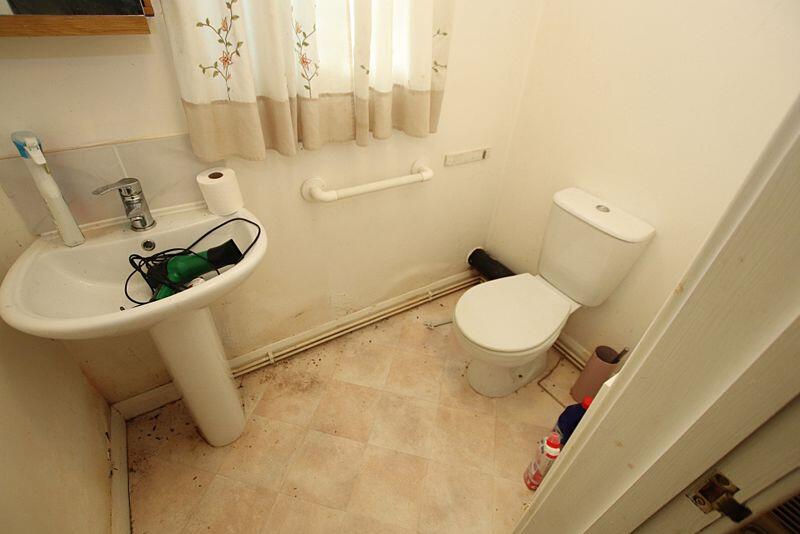 ensuite cloakroom to bed 2