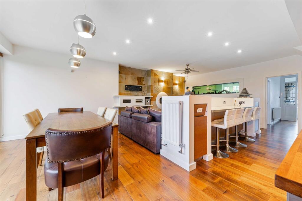 41 Oaklands Avenue, Isleworth TW7-9.jpg