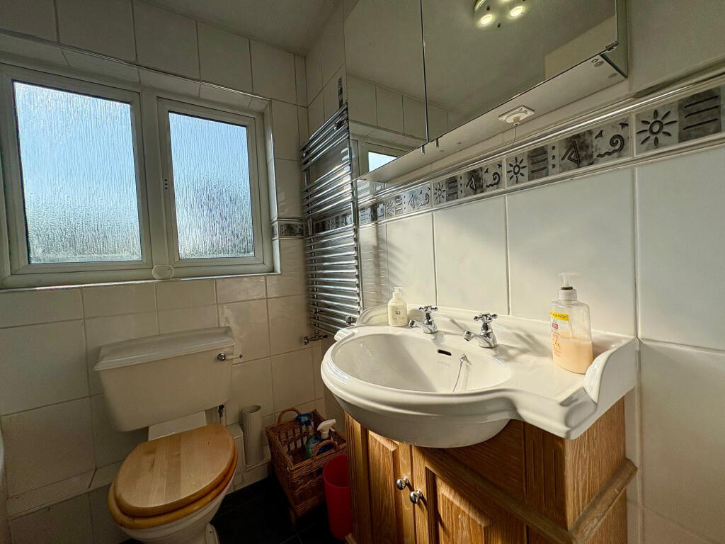 87 Sunningdale Fam bathroom.jpg