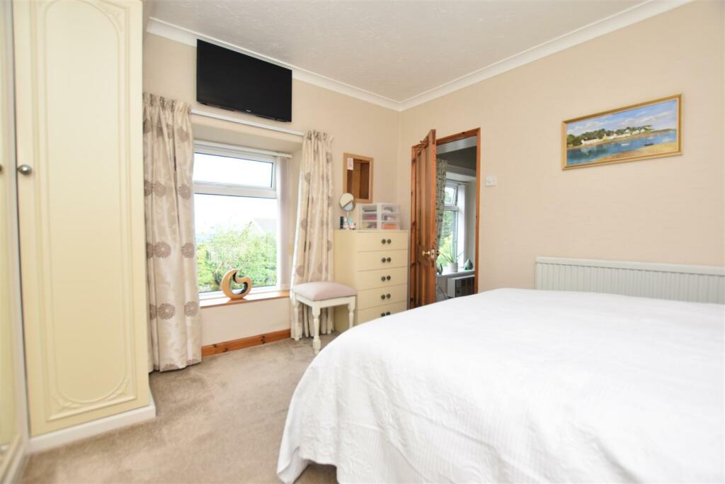 bedroom 1 (2).JPG
