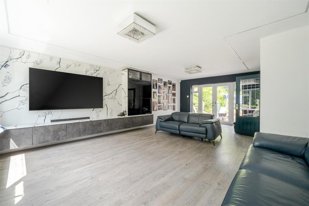 3 Croft Way Lounge .jpg