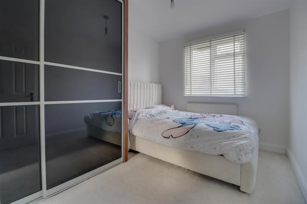 4ROCHFORD CLOSE INSIDE-19.jpg