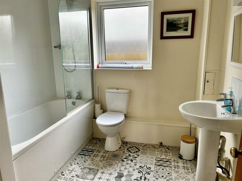 Downstairs Bathroom (2).jpeg