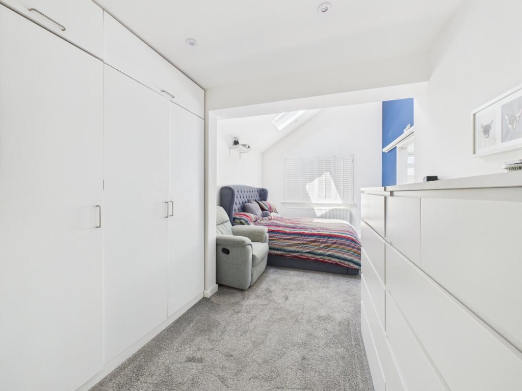 16. CAM04922G0-PR0050-STILL027