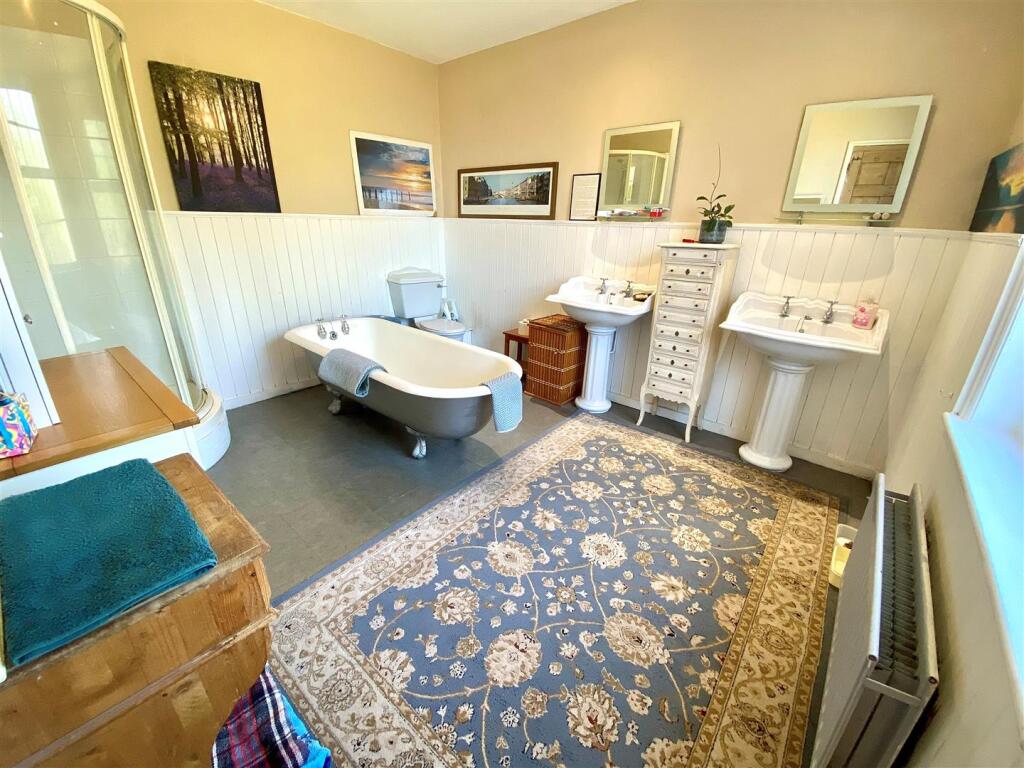 BAKERSBATHROOM.jpg