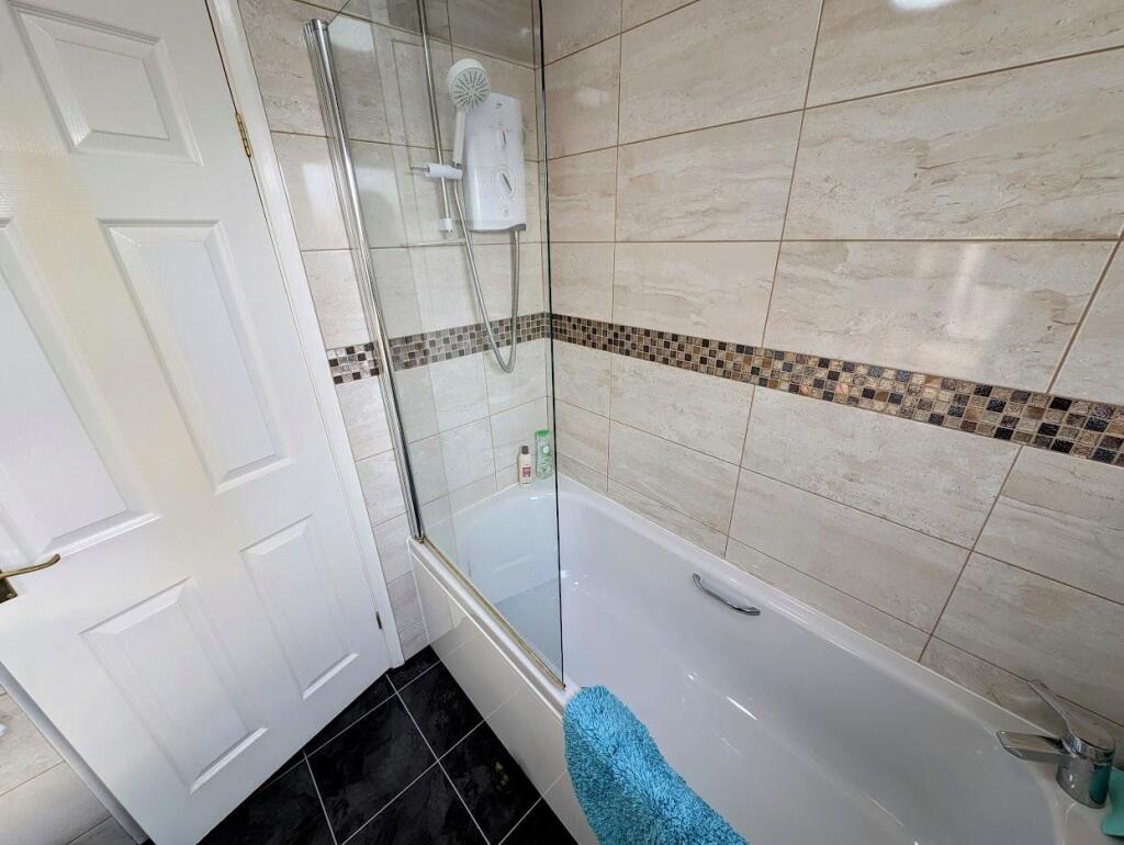 20 Hampden Close bathroom 2.jpg