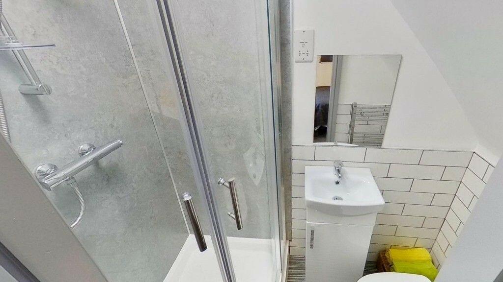 Bedroom 8 ensuite