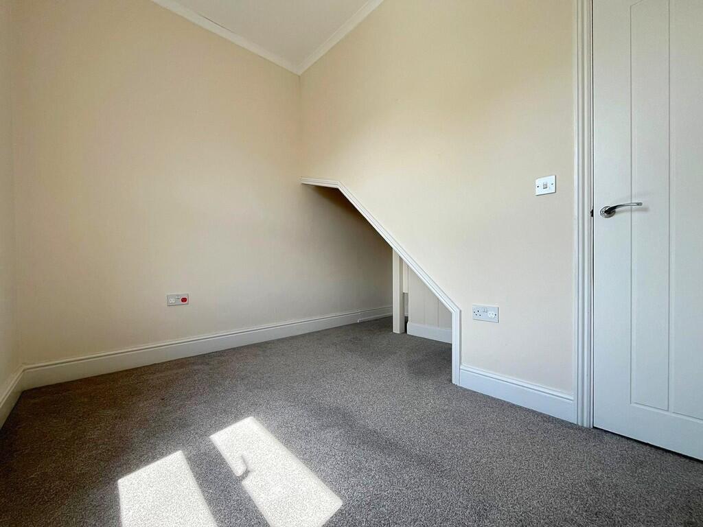 Bed 2 to staircas...