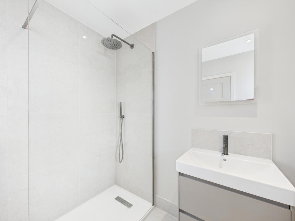 CAM01354G0-PR0625-STILL007