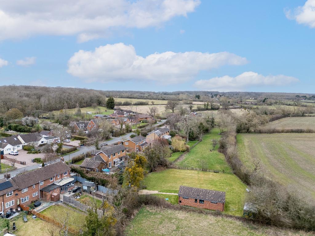 House, paddock and idyllic location
