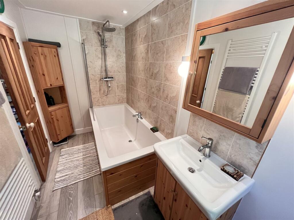 bathroom 2nd angle.JPG