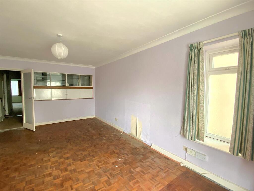 2 Crispin Ct - Lounge2.jpg