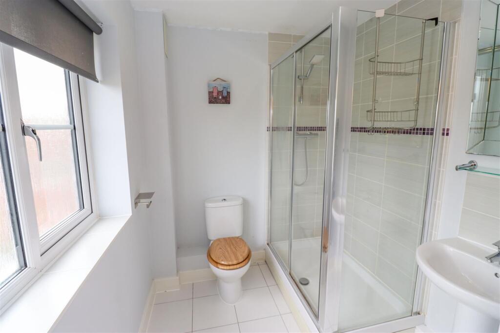 Bedroom 2 En Suite (2nd Floor)