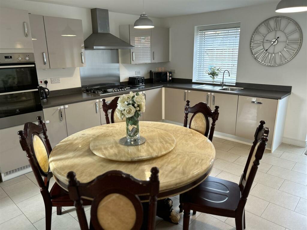 FAMILY KITCHEN DINER