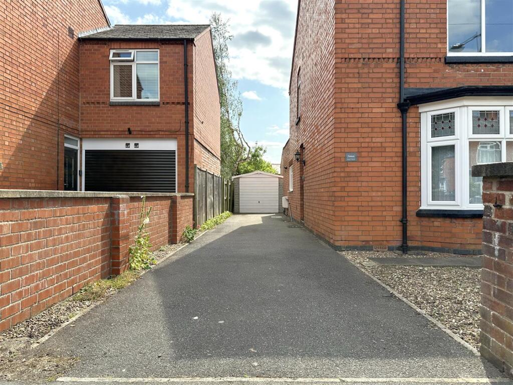 garage &amp; Large Driveway 412