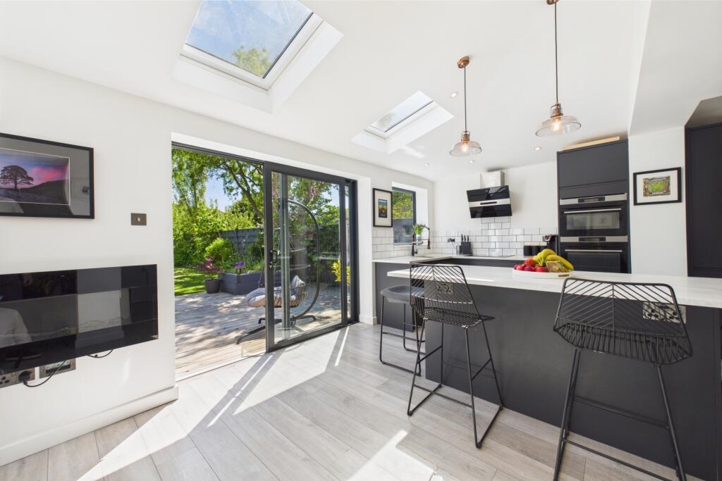 CAM03162G0-PR0260-STILL024