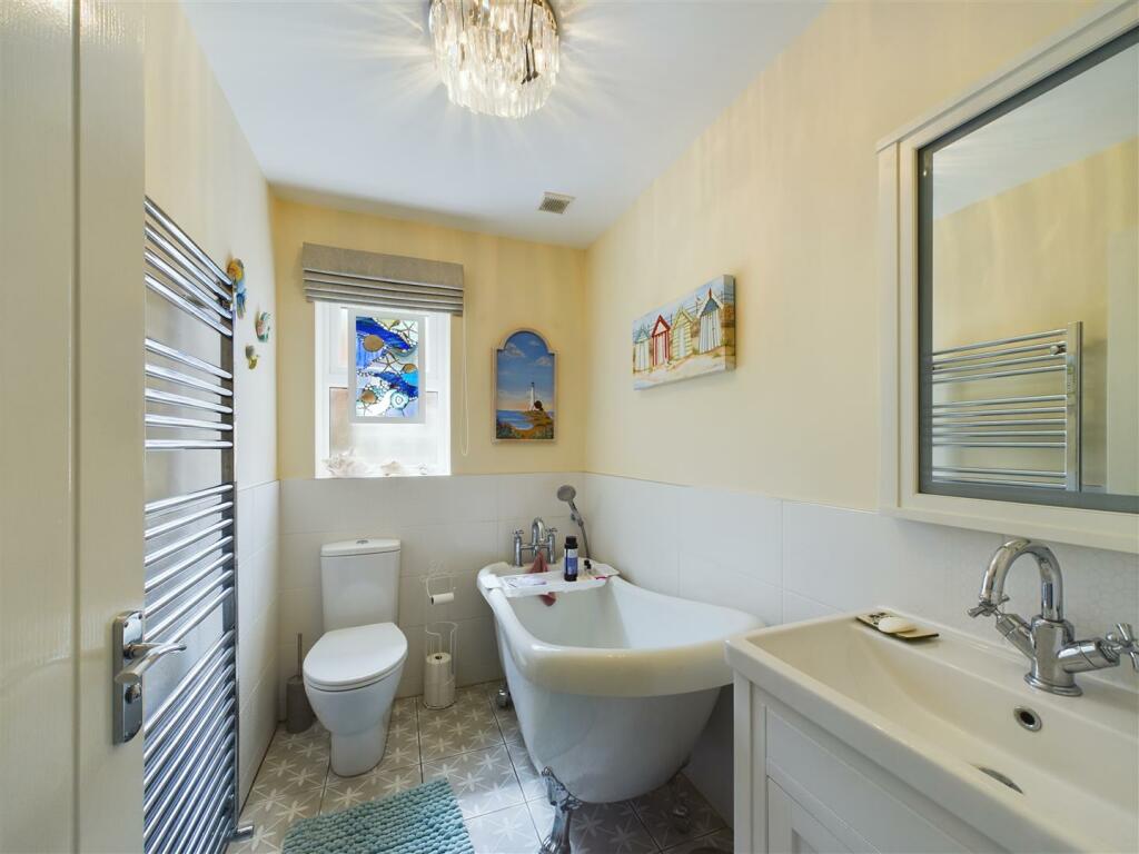 FAMILY BATHROOM