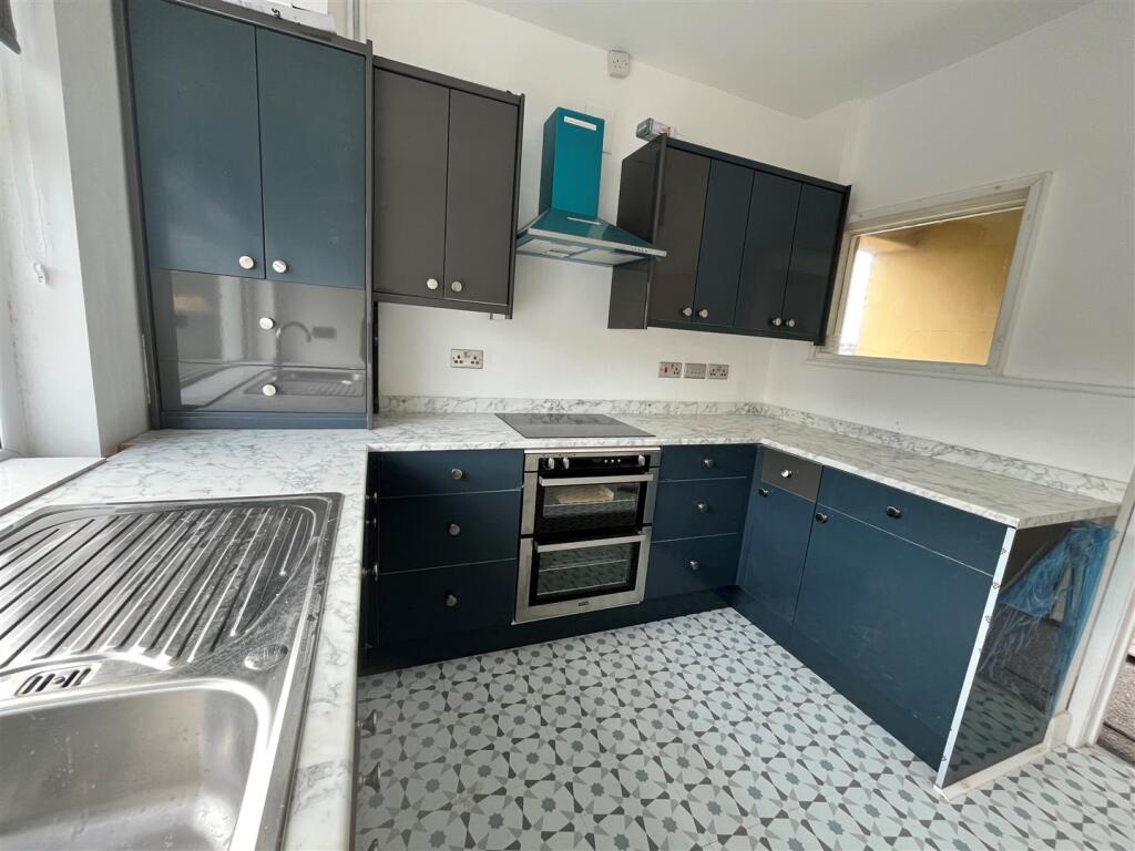 Kitchen b.jpg