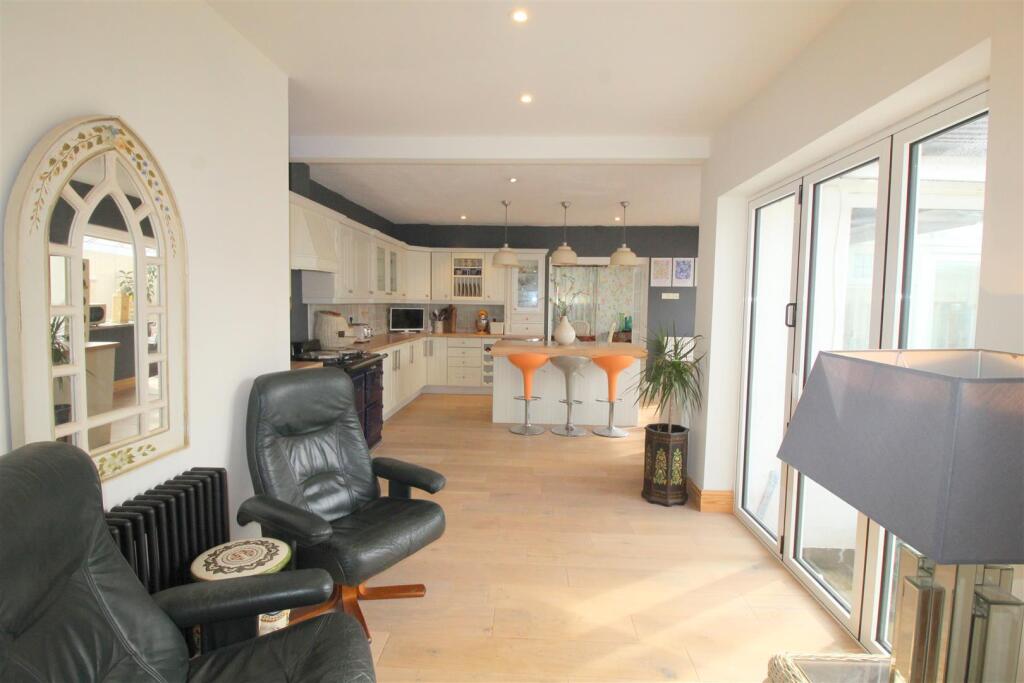 Breakfast Kitchen/Living Area